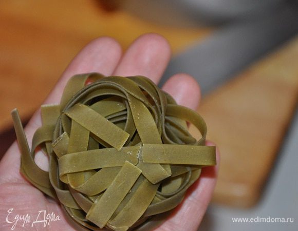 Отварить тальятелле в кипящей воде 5-7 минут. Откинуть на дуршлаг и положить сливочное масло.
