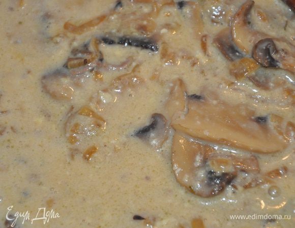 Готовим соус. Желтки взбить со сливками, добавить немного жидкости из сковороды, перемешать. Снять сковороду с огня и медленно влить яично-сливочную смесь, поставить на слабый огонь и помешивая варить до загустения.