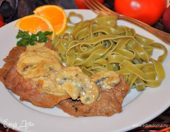 Добавить к эскалопом талятелле и полить соусом. Подавать, украсив петрушкой и дольками лимона. Приятного аппетита!