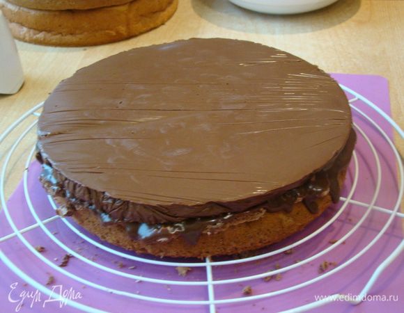 Приступаем к сборке торта. Бисквиты разрезать вдоль на 2 коржа каждый. //////Шоколадный бисквит / Шоколадный бригадейро / Шоколадное безе / Шоколадный бригадейро / Шоколадный мусс.