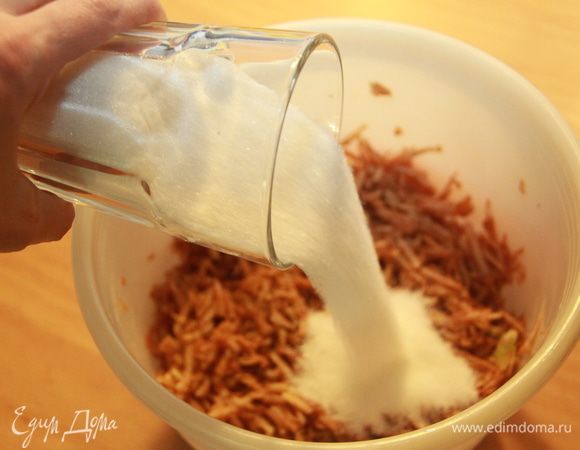 В натёртую яблочную массу добавить сахар из расчёта 150г на 1 кг яблочного жмыха. К яблочной массе я добавила 680г сахара.