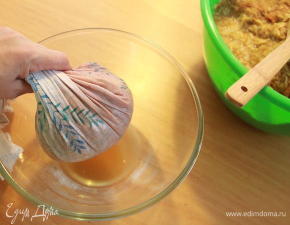 Через 3 дня отжимаем яблочный сок.