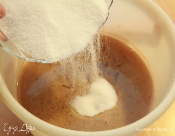 К яблочному соку добавляем сахар из расчёта 150 г сахара на 1 л сока. У меня получилось 2,5 л сока и, соответственно, добавила 375 г сахара.