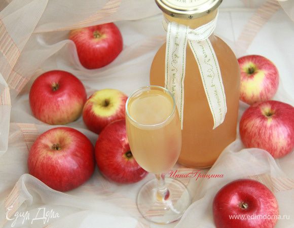 Итак, получилось 2 л прекрасного яблочного сидра! Разливаем его в бутыли, закупориваем и храним в холодильнике. Настоящий французский яблочный сидр слегка мутный, крепость доходит до 6-8 об. %. Всё сходится - сидр удался!