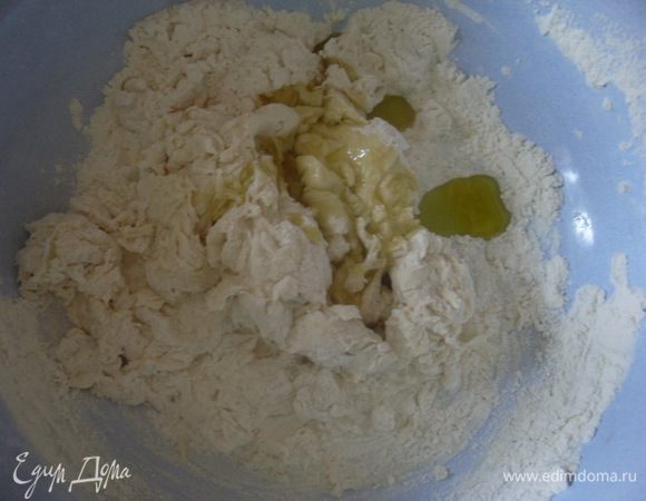 Приготовить тесто: растворить дрожжи в теплой воде, смешать все ингредиенты. 