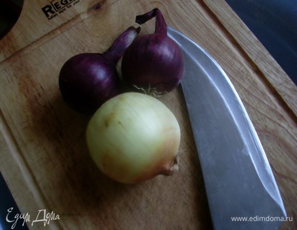 Порезать лук полукольцами, добавить его к разогретому  маслу и полностью приготовить, дождавшись когда начнет немного золотиться.