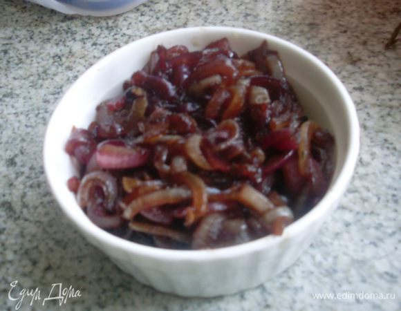 Добавить бальзамический уксус, вино, соль и сахар, тушить до испарения жидкости. Отложить.
