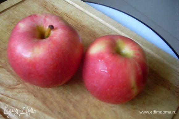 Почистить яблоки. Порезать четвертинками, удалить сердцевинки, порезать вдоль еще на 3-4 части каждый кусочек.