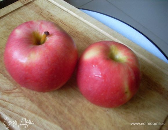 Почистить яблоки. Порезать четвертинками, удалить сердцевинки, порезать вдоль еще на 3-4 части каждый кусочек.
