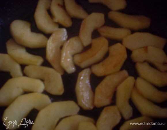 Разогреть на большой сковороде оливковое масло, тонким слоем на масло насыпать сахар, на него боковиками выложить яблоки. Они дадут немного сока и карамелизуются.  Перевернуть на вторую сторону, еще немного поготовить и выключить.
Подсолить немного.