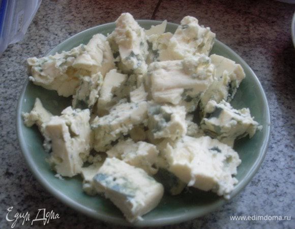 Поломать произвольными кусочками сыр. У меня bleu d'auvergne - тоже голубой сыр из коровьего молока, только из Франции, угостили по случаю.