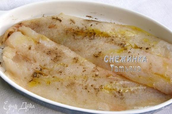 Филе рыбы солим, перчим, кладём в форму для запекания, немного поливаем оливковым маслом.