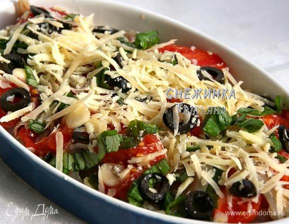 Затем кладём оливки и посыпаем сыром. Ставим запекаться в разогретую до 200С духовку на 20 минут.