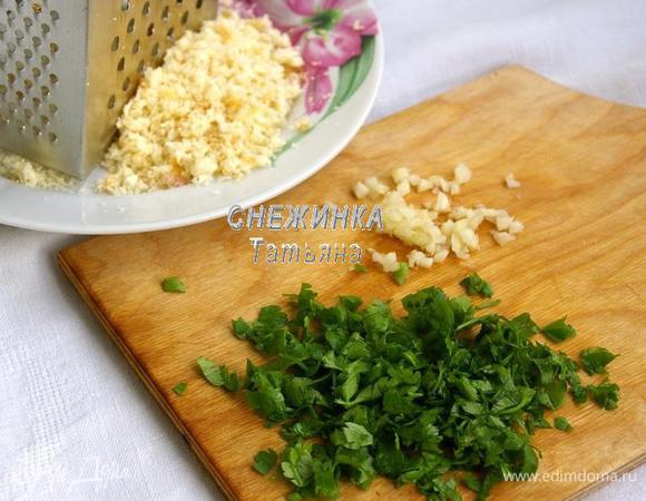 В это время готовим гарнир. Ставим закипеть воду для фасоли. Мякиш хлебный натираем на тёрке в крошку. Петрушку моем, обсушиваем, измельчаем. Чеснок мелко нарезаем. 