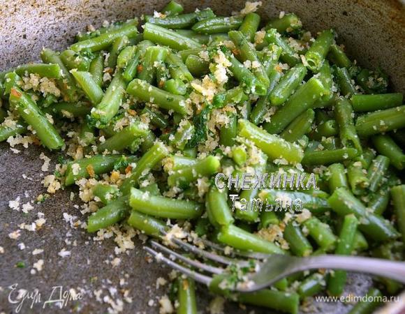 Фасоль кидаем в кипящую подсоленную воду, варим до готовности около 5 минут. Затем воду сливаем, фасоль отправляем в сковороду, перемешиваем. Гарнир готов.