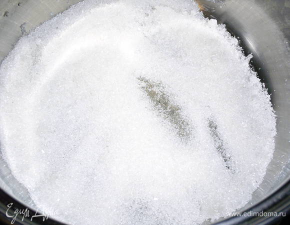 Желатин заливаем 2 ст.л. воды, оставляем набухать.
Нагреваем сливки, но до кипения не доводим.
Сахар и кардамон высыпаем в толстостенную кастрюльку. Ставим ее на огонь. 