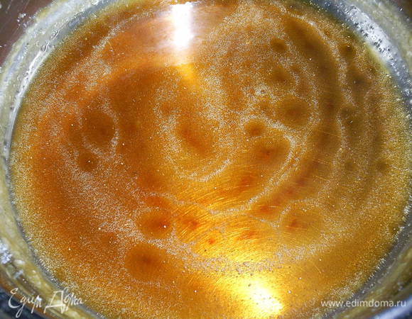 Встряхивая сахар, ждем, пока он расплавится. Полученную карамель продолжаем нагревать, пока она не приобретет насыщенный янтарный цвет. Главное не пережечь сахар, иначе готовый десерт будет горчить.