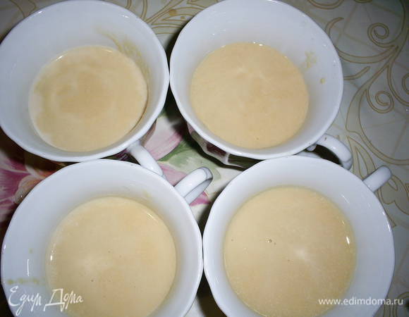 Разливаем по формочкам (у меня специальных формочек не оказалось и я использовала небольшие чашки))) и отправляем их в холодильник на несколько часов, а лучше на ночь.
Подаем десерт в формочках или выкладываем на блюдце. Чтобы извлечь панна котту без повреждений, опустите формочки на несколько секунд в горячую воду. Наслаждайтесь непревзойденным вкусом нежнейшего десерта. Приятного аппетита!!!