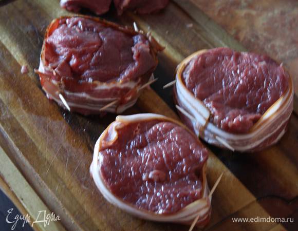 Каждое филе обмотать ломтиками грудинки или бекона, закрепить зубочистками. Лук шалот почистить. Мясо, посолить, поперчить.