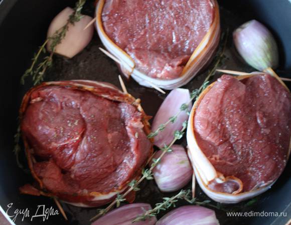 В сковороде разогреваем сливочное и оливковое масло. Кладем мясо, шалот, тимьян и обжариваем до золотистой корочки. Разогреваем духовку до 180 градусов.