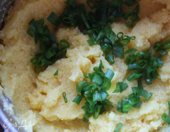 Пока мясо в духовке приготовим поленту. Ставим воду (или молоко,или воду напополам с молоком,на ваш вкус, я люблю на воде), доводим до кипения,солим и добавляем чуть оливкового масла.
Постоянно помешивая.всыпаем постепенно крупу. И варим на малом огне постоянно помешивая, 10-15 минут (смотрите на упаковке время,она разная бывает, от 2 до 20 минут). Снимаем с огня и добавляем мелко порезанный зеленый лучок.
