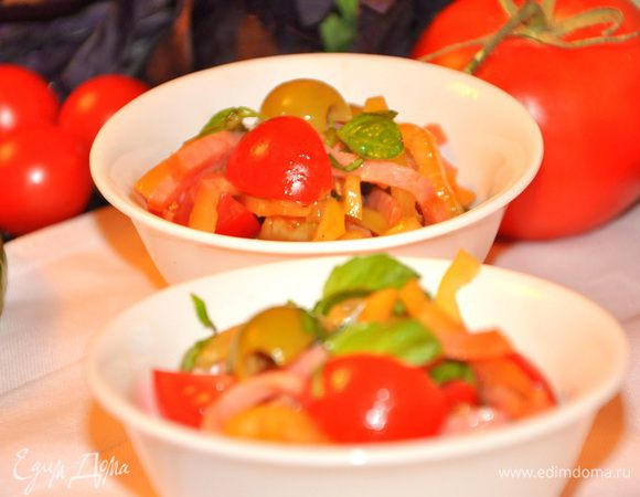 Каждый стручок перца вымыть и разрезать вдоль пополам, удалить сердцевину с семенами и нарезать поперек полосками тоненько.
