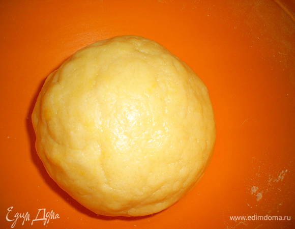 Добавить к полученной крошке яйцо и желток и замесить тесто. Долго не месить. Собрать тесто в шар, завернуть в пищевую пленку и положить в холодильник на 30 минут.