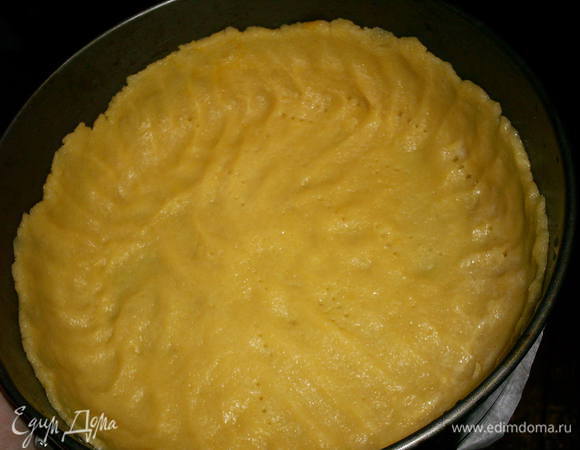 От теста отделяем 1/4 часть. Остальное руками распределяем по форме диаметром 22 см, застеленной бумагой. Формируем высокие бортики. 
Отправляем форму с тестом в разогретую до 200 градусов духовку на 10 минут. 