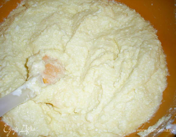 Тем временем займемся начинкой. Натираем на мелкой терке цедру лимона (только желтую часть).  Творог, сливки, желтки, яйцо, цедру лимона, ванилин и соль взбиваем блендером. В последнюю очередь добавляем сахар и просто перемешиваем.