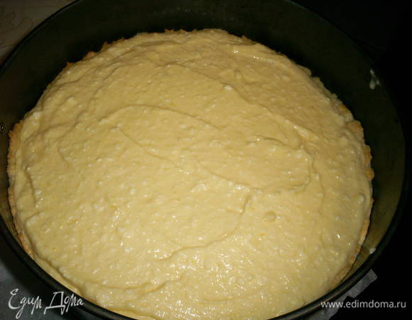 Вынимаем форму с подпеченным тестом, равномерно распределяем по нему начинку. 