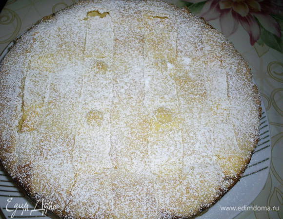 Выпекаем в разогретой до 200 градусов духовке 20 минут, затем уменьшаем температуру до 160 градусов и выпекаем еще 15 минут. Даем кростате остыть в форме. Остывший пирог посыпаем сахарной пудрой. 