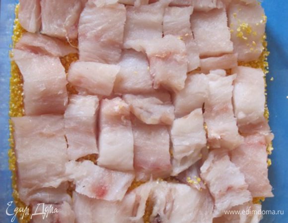 Затем уложить кусочки рыбы, посолить, поперчить.