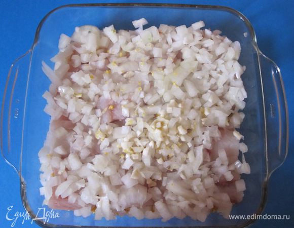 Посыпать мелко нарезанным луком и чесноком. Посолить, поперчить.