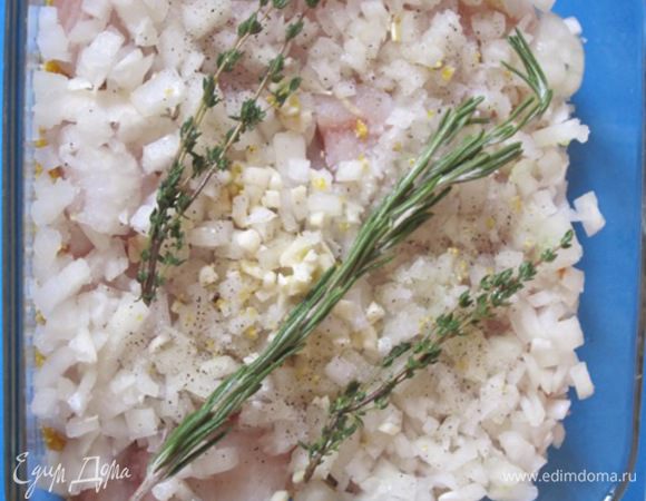 Выложить веточки тимьяна и розмарина.