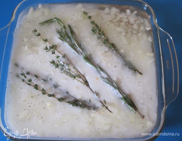 Налить в форму воду и сливки. Поставить в духовку минут на 15 при температуре 180 С.