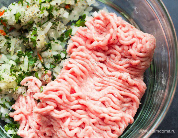 В миске смешаем фарш и все что нарезали. Посолим и поперчим его, добавим итальянских трав.
