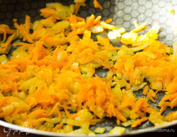 На сковороде разогреть оливковое масло и обжарить мелко порубленные лук, чеснок и морковь натертую на терке. 