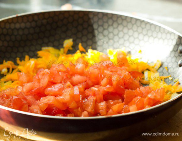 Затем добавить томаты, посолить, поперчить, присыпать сухими травами и оставить томиться на среднем огне, уваривая соус примерно на 15 минут. Если влага будет слишком быстро испаряться, можно добавить немножко чистой воды.