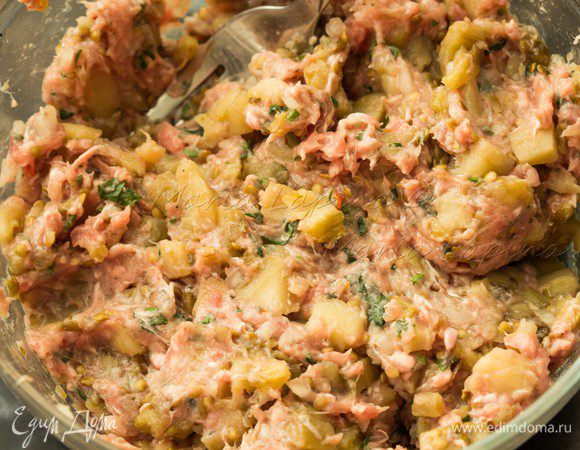 Мякоть баклажана смешиваем с фаршем, как следует перемешиваем.