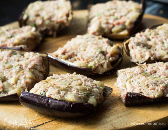 Плотно фаршируем получившейся смесью четвертинки баклажана.