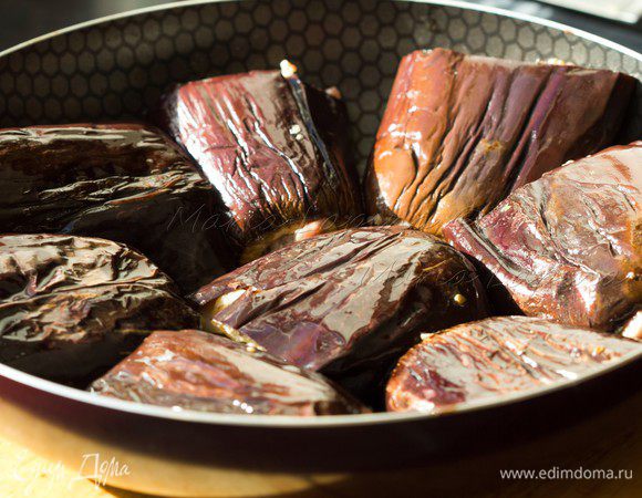 Разогреваем на сковороде оливковое масло и выкладываем баклажаны кожицей вниз. Обжариваем их буквально по 30-60 секунд, чтобы кожица не пригорела и не лопнула.