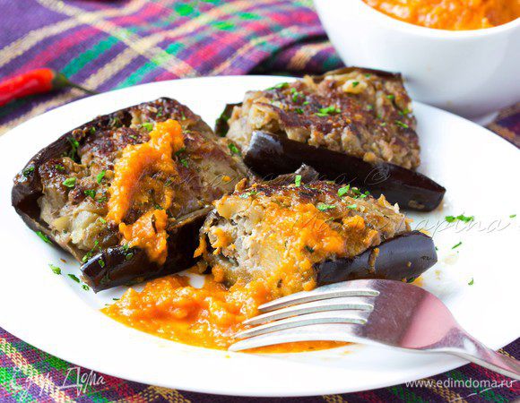 Переворачиваем на другую сторону, обжариваем минут 5 до румяного цвета. Затем накрываем крышкой, уменьшаем огонь до чуть ниже среднего и томим 10-15 минут. 
Подаем с соусом!