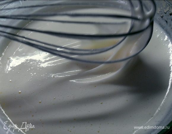 Яйца и сахар, ванильный сахар взбить миксером до бела.