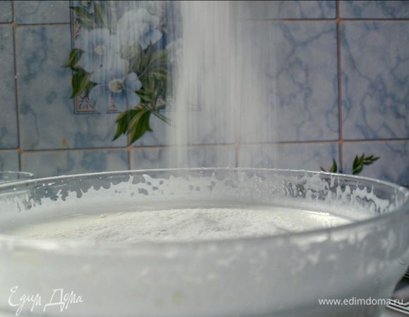 Добавляем просеянную муку