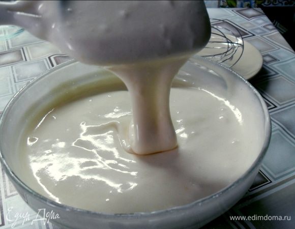 И вымешиваем аккуратно лопаткой. Тесто получается воздушным, с пузырьками