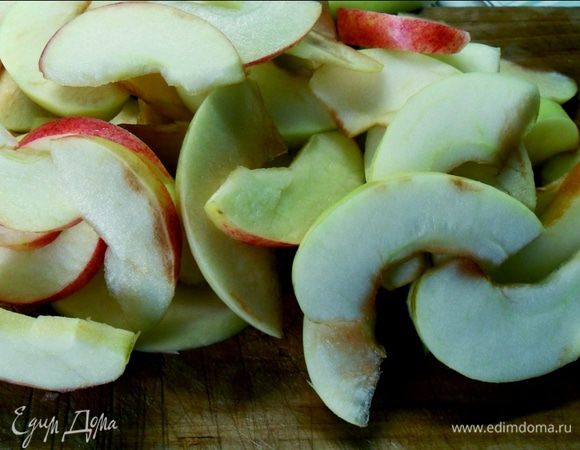 Яблоки очищаем от сердцевины. И разрезаем. (Резать можно по разному). Для тех кто любит корицу, яблоки перед тем как выкладывать в форму, посыпать и перемешать с корицей