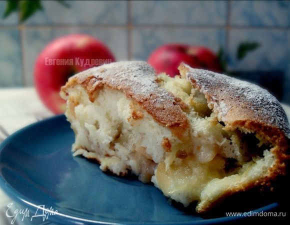 Форму смазываем слив. маслом, выкладываем яблоки и сверху выливаем тесто. Выпекать 30 минут . Перед подачей посыпать сахарной пудрой