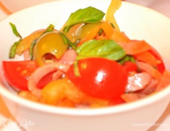 Помидоры вымыть и нарезать дольками (будет интереснее взять помидоры черри, тогда просто разрежьте их пополам),
базилик вымыть, обсушить, оборвать листики от стеблей и нарежьте полосками, все перечисленные продукты смешать.
