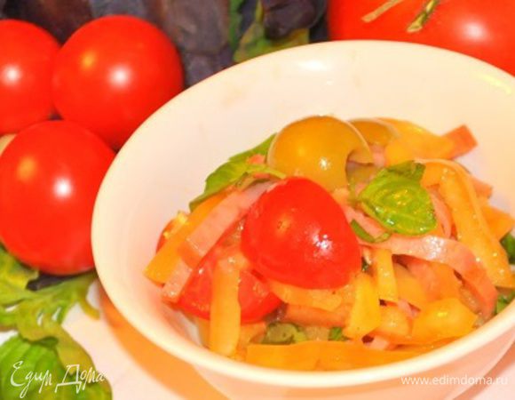 Бальзамический уксус смешать с оливковым маслом, солью и перцем, заправить салат, салями нарезать тонкими ломтиками, а затем полосками, добавить в салат и осторожно перемешать. Приятного аппетита!