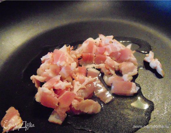 На небольшом количестве масла обжариваем бекон.